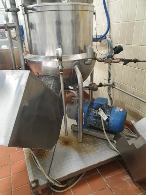 Giusti 150 Litre Stainless Steel Scrape Surface Agitated Kettle with Silverson type 450LS Inline High Shear Mixer and Two Step Gantry - 5