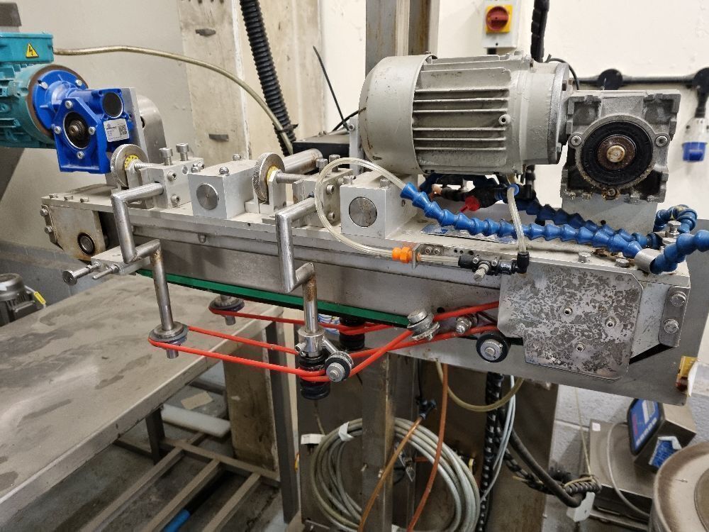 Graham Labelling Systems Model 300-25 overhead labeller with Ice Zodiac ...