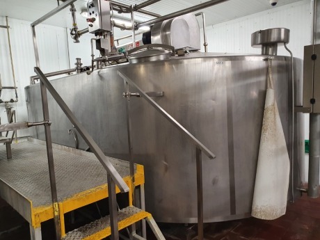 18,000 Litre Stainless Steel Cheese Vat Enclosed with Cutters & Stirrers Dimension 4800 mm x 3200 mm x 2700 mm High