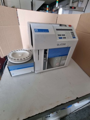 YSI type 2700 Select Biochemistry Analyser